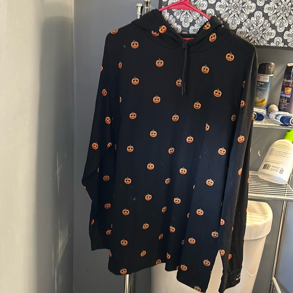 Light weight hooded sweatshirt with pumpkin print NWT